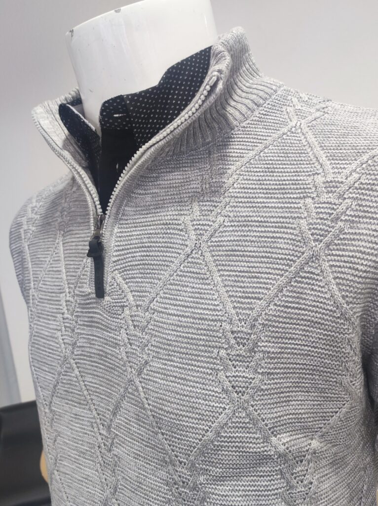 
Trendiger Herbstpullover aus nachhaltigem Strickmaterial“
Vielseitig kombinierbarer Troyer-Pullover für Herbst- und Winteroutfits“
