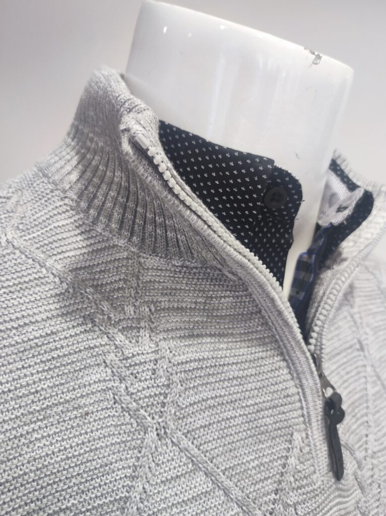 
Trendiger Herbstpullover aus nachhaltigem Strickmaterial“
Vielseitig kombinierbarer Troyer-Pullover für Herbst- und Winteroutfits“
