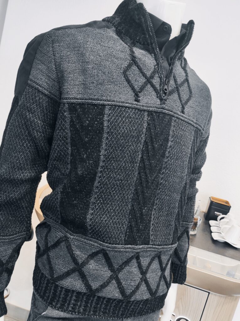 Stilvoller Herren-Strickpullover aus hochwertigem Baumwollmix in Grau-Schwarz mit Reißverschlusskragen und modernem Zopfmuster – ideal für Winter, Schnee und Ferienmode.