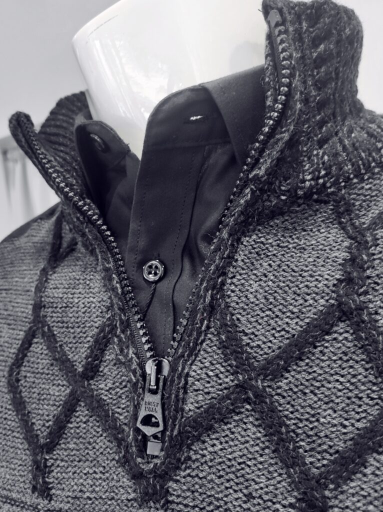 Stilvoller Herren-Strickpullover aus hochwertigem Baumwollmix in Grau-Schwarz mit Reißverschlusskragen und modernem Zopfmuster – ideal für Winter, Schnee und Ferienmode.