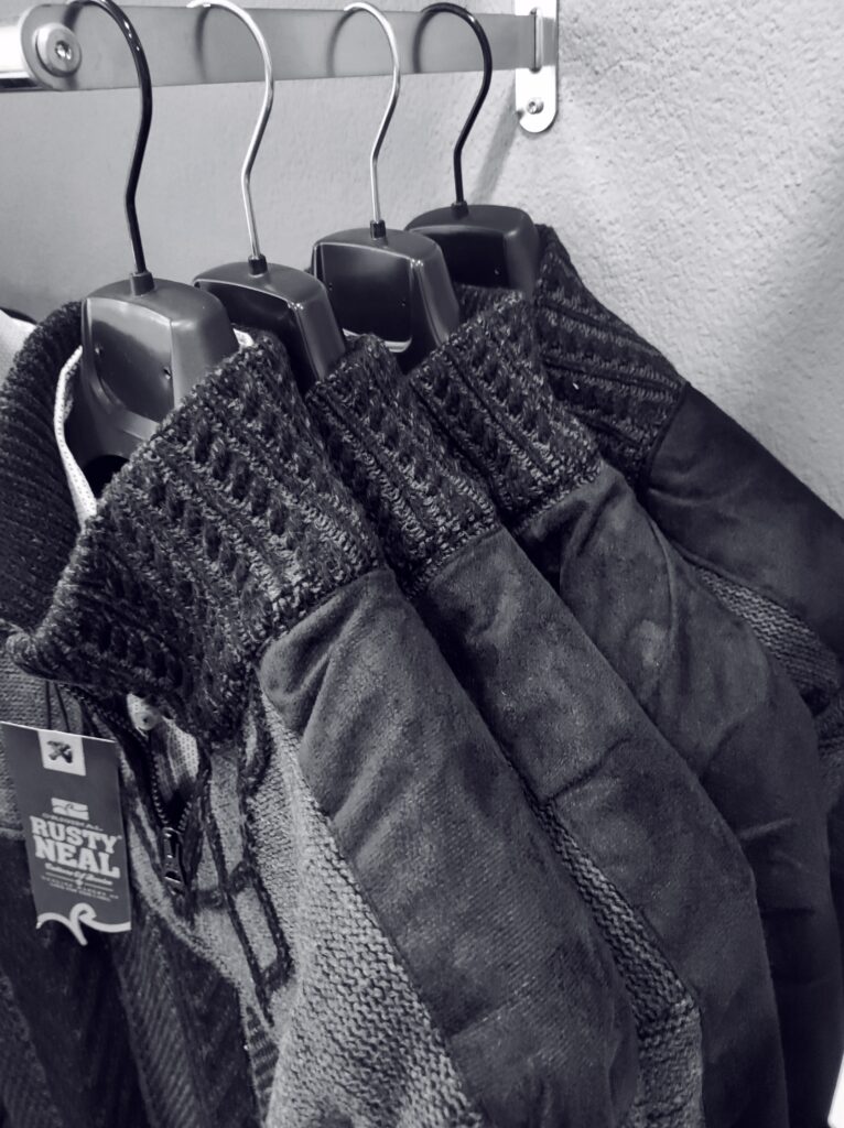 Stilvoller Herren-Strickpullover aus hochwertigem Baumwollmix in Grau-Schwarz mit Reißverschlusskragen und modernem Zopfmuster – ideal für Winter, Schnee und Ferienmode.