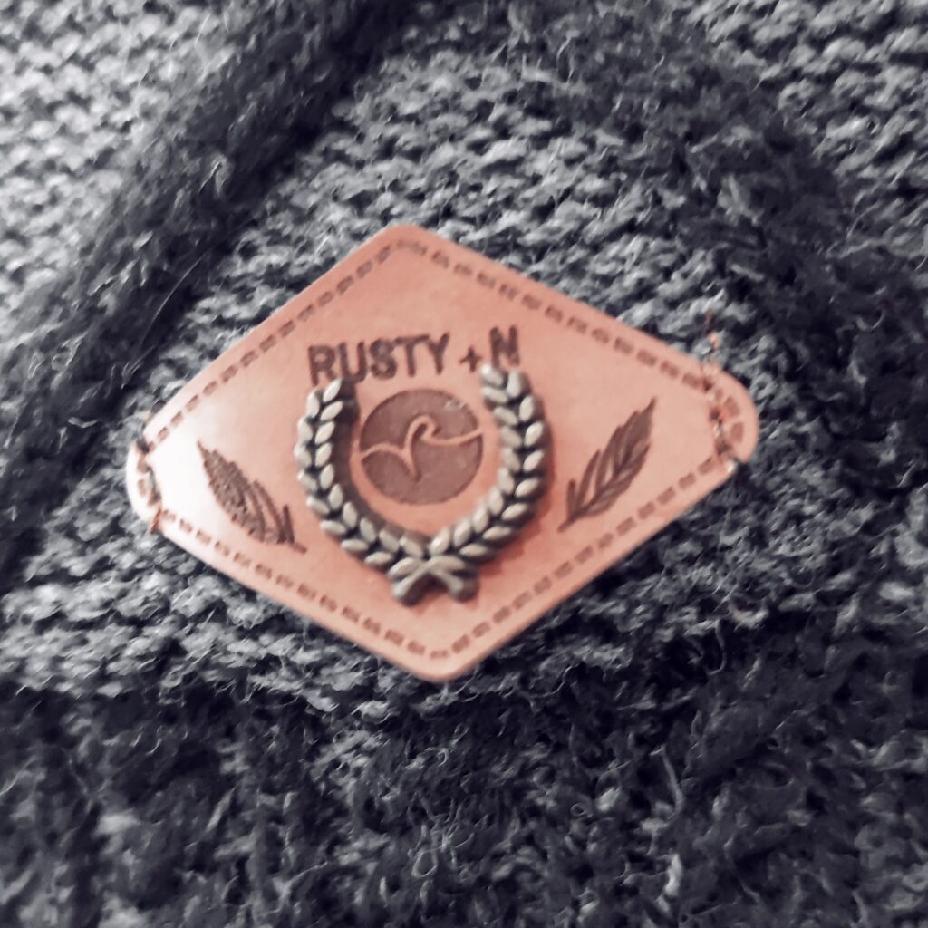 Stilvoller Herren-Strickpullover aus hochwertigem Baumwollmix in Grau-Schwarz mit Reißverschlusskragen und modernem Zopfmuster – ideal für Winter, Schnee und Ferienmode.