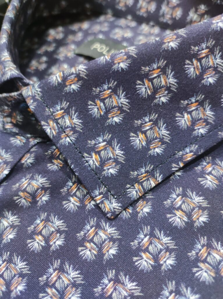 „Polim Pier Herrenhemd in Slimfit, dunkelblau mit kleinem Blumenmuster, hochwertige Baumwolle mit Elastan.“
