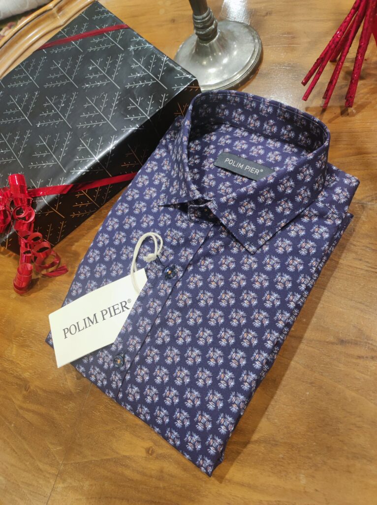 „Polim Pier Herrenhemd in Slimfit, dunkelblau mit kleinem Blumenmuster, hochwertige Baumwolle mit Elastan.“