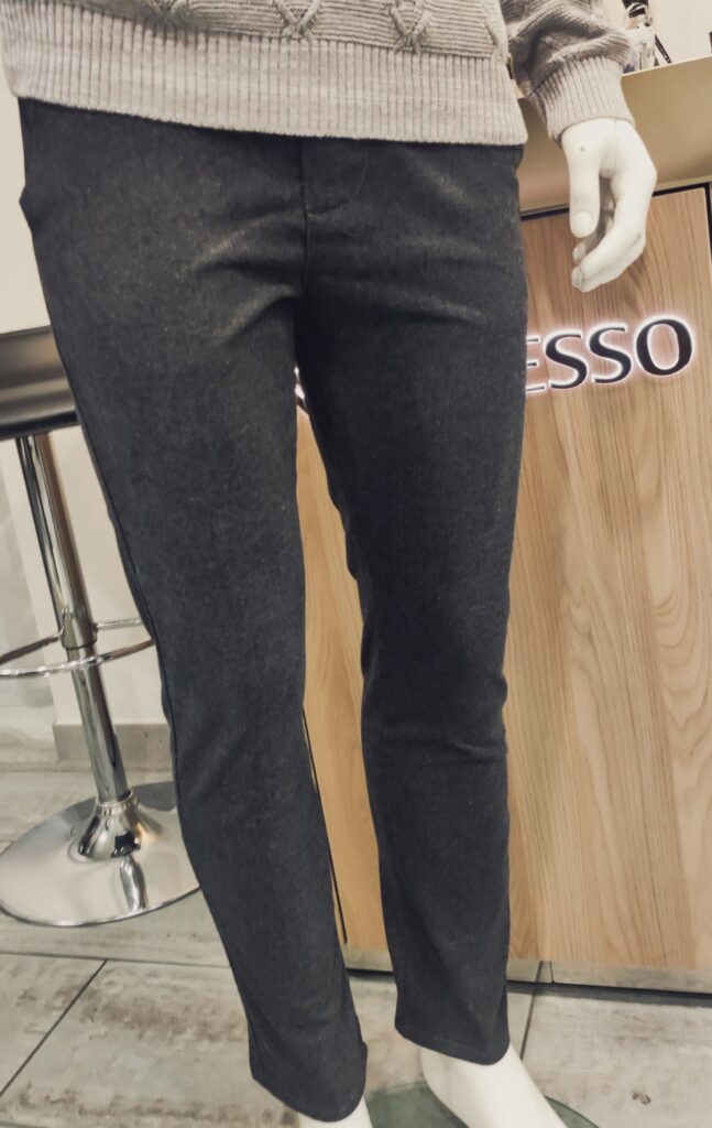 Nahaufnahme einer dunkelgrauen Hose mit feiner Struktur; Fokus auf Knopf, Gürtelriemendetail und dem hochwertigen, leicht elastischen Stoff.