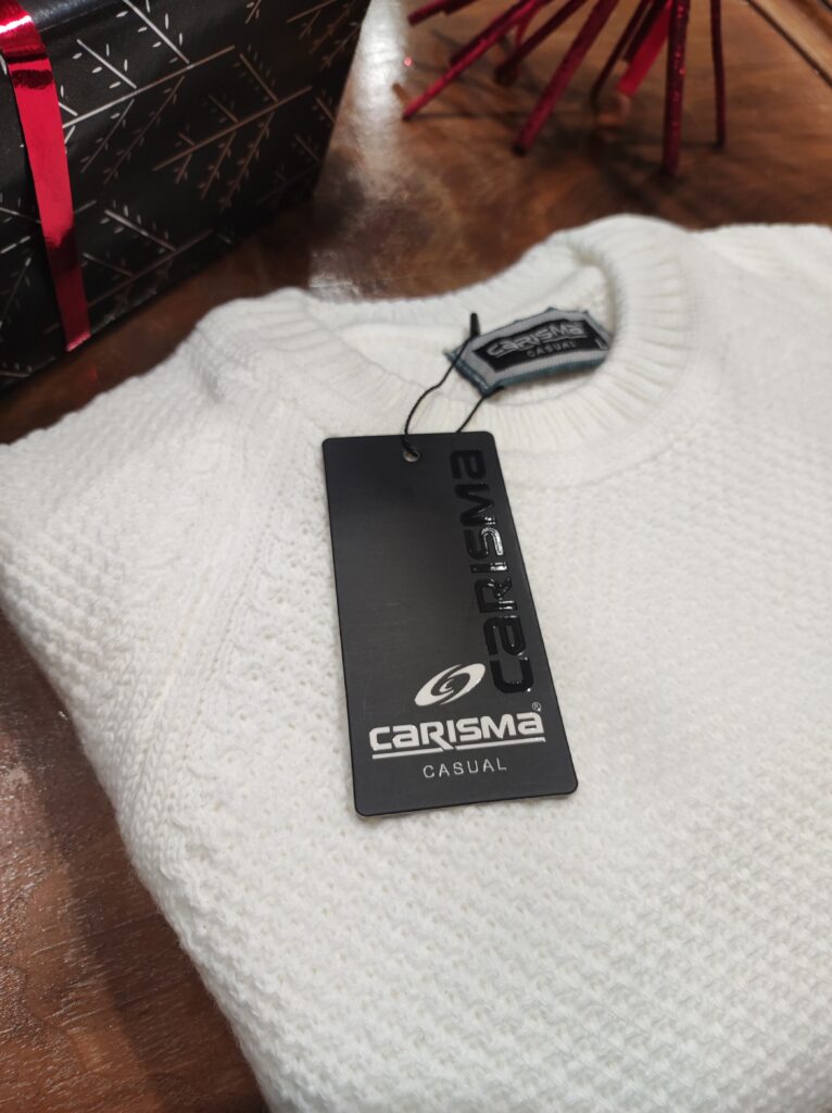 „Weißer Strickpullover auf einer Schaufensterpuppe, mit feiner Struktur und rundem Kragen, kombiniert mit dunkelblauem Hemd.“