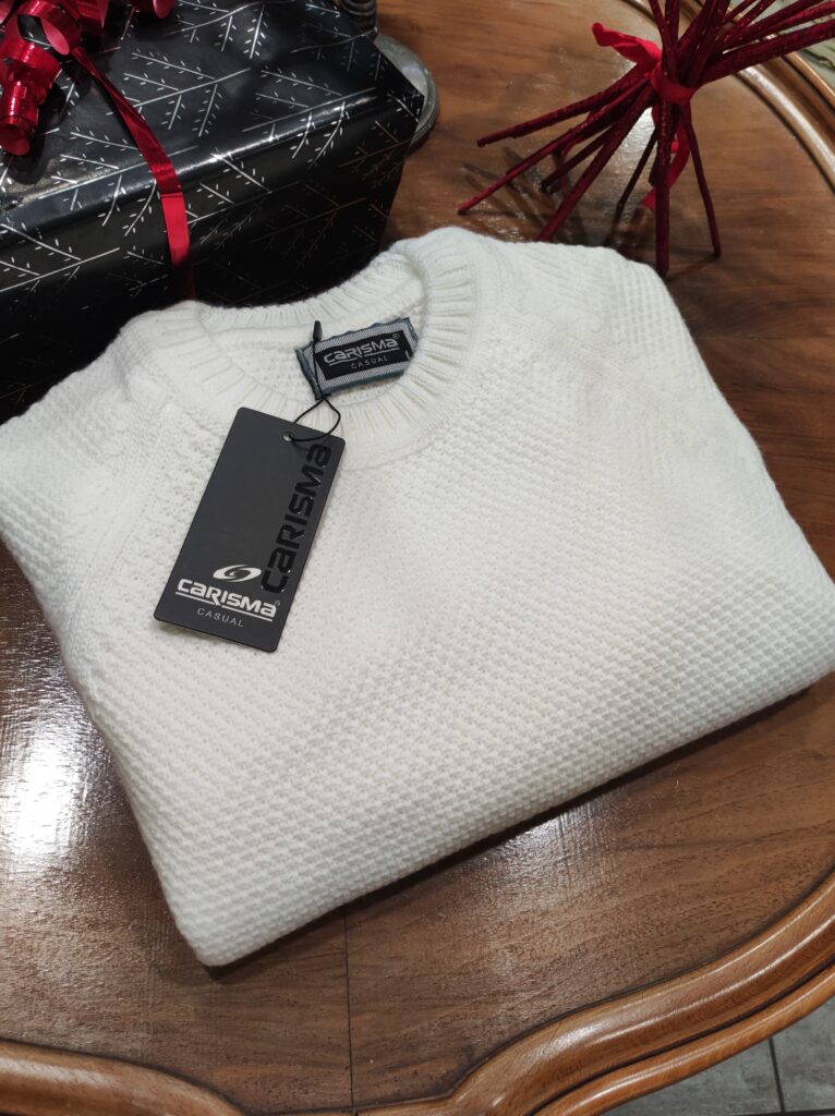 „Weißer Strickpullover auf einer Schaufensterpuppe, mit feiner Struktur und rundem Kragen, kombiniert mit dunkelblauem Hemd.“