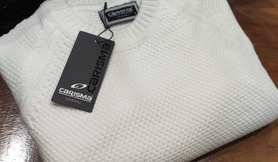 „Weißer Strickpullover auf einer Schaufensterpuppe, mit feiner Struktur und rundem Kragen, kombiniert mit dunkelblauem Hemd.“