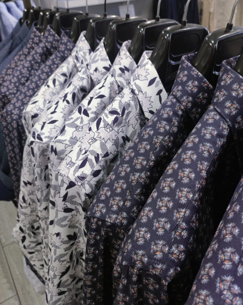 Premium Herrenhemd mit Blumenmotiv und Strukturdetails aus der Biblos Kollektion